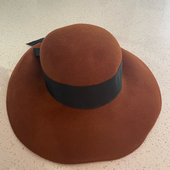 Beautiful Felt brim hat - Picture 2 of 3